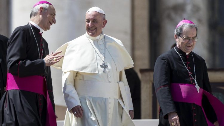 Popiežius Pranciškus ir iš kairės Bolonijos arkivyskupas Matteo Zuppi