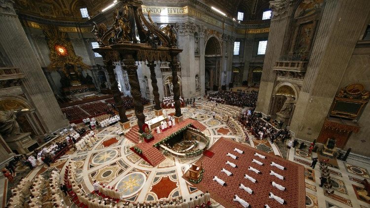 Duhovniško posvečenje v baziliki sv. Petra v Vatikanu