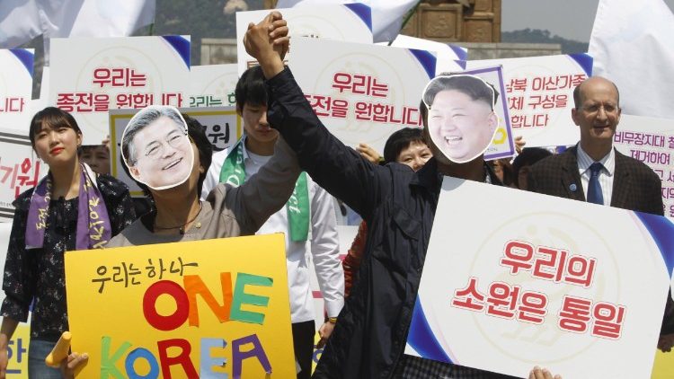 South Korean activists showing support for Inter-Korean Summit