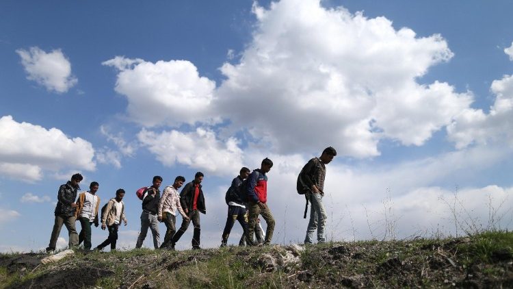 Des réfugiés marchant dans la campagne près d'Erzurum, en Turquie, en avril 2018.