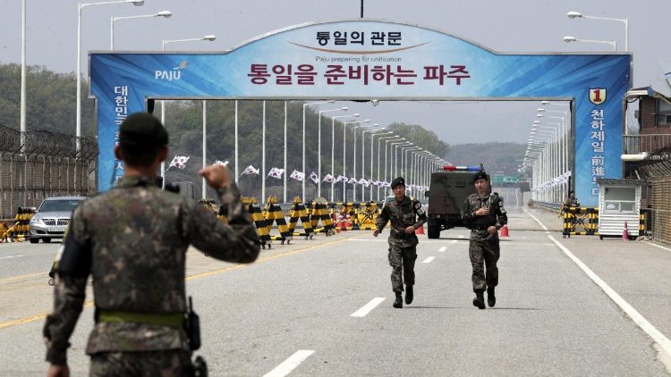 Des militaires sud-coréens préparent le sommet intercoréen du 27 avril dans le village de Panmunjom au nord de Séoul en Corée du Sud, le 26 avril 2018.