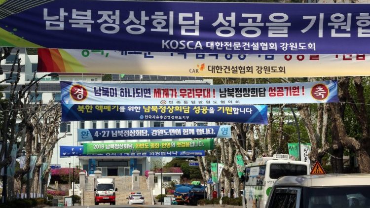 Striscioni augurali per la riuscita del vertice inter-coreano