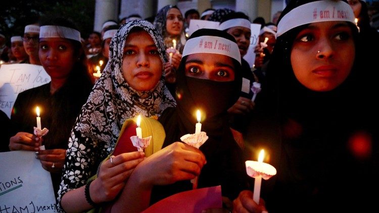 Bangalore, Indien: Frauen protestieren gegen die Zunahme sexueller Gewalt gegen junge Mädchen und Frauen