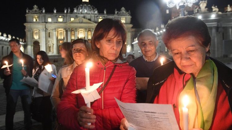 Czuwanie modlitewne w intencji Alfiego Evansa na Placu św. Piotra w Rzymie
