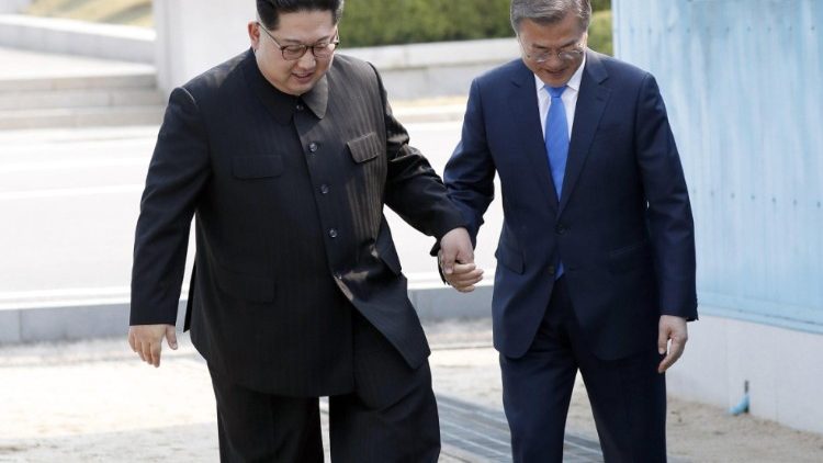 Kims Čenuns un Muns Džēins kopā veic simbolisku robežu šķērsošanas žestu