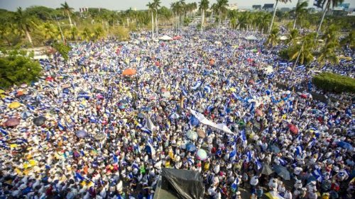 Nicaragua: grande manifestazione per la pace indetta dalla Chiesa