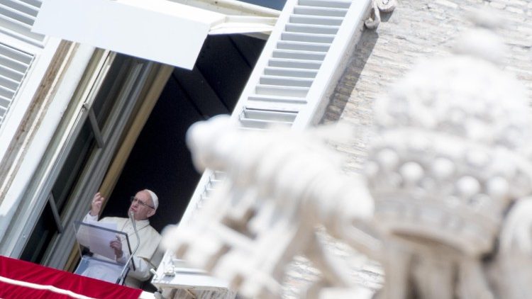 Папа падчас малітвы "Regina Coeli"