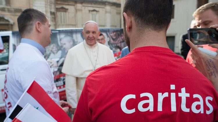Папа Франциск с доброволци на Каритас