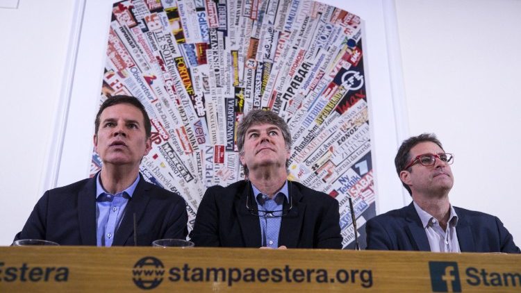 Juan Carlos Cruz, James Hamilton et Jose Andrés Murillo, victimes d'abus sexuels du père Fernando Karadima, lors d'une conférence de presse à Rome, le 2 mai 2018.