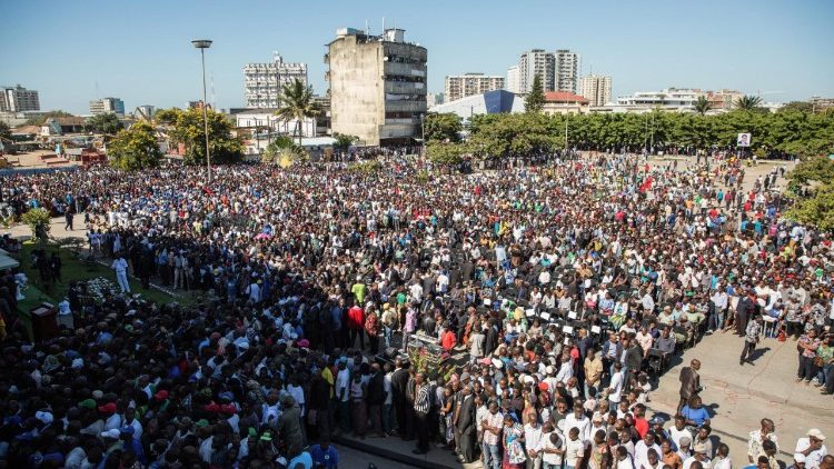 Des milliers de citoyens se sont rassemblés pour rendre un dernier hommage au chef de l'ex-guérilla Afonso Dhlakama. à Beira, le 9 mai 2018.