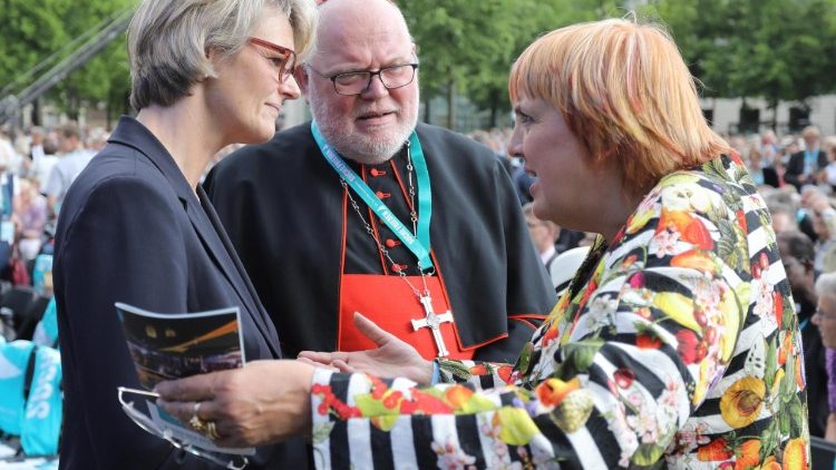 Kardinal Marx mit zwei deutschen Politikerinnen am Kirchentag in Münster 2018