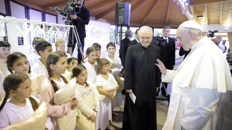 Papa Françesku viziton bashkësinë e Nomadelfias