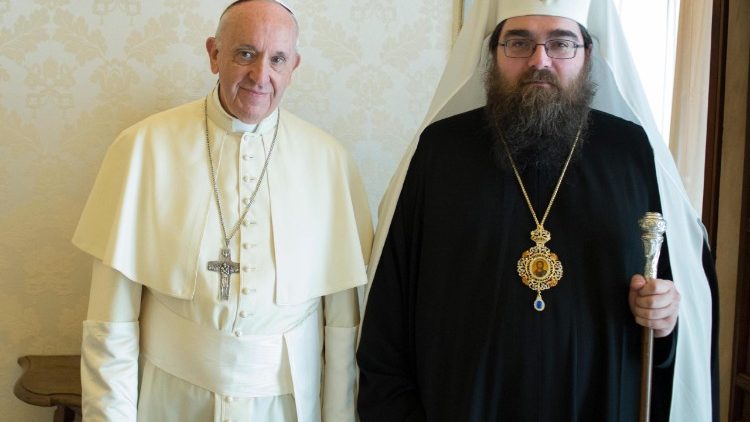 Metropolita Rastislav s pápežom Františkom pri stretnutí v Apoštolskom paláci vo Vatikáne