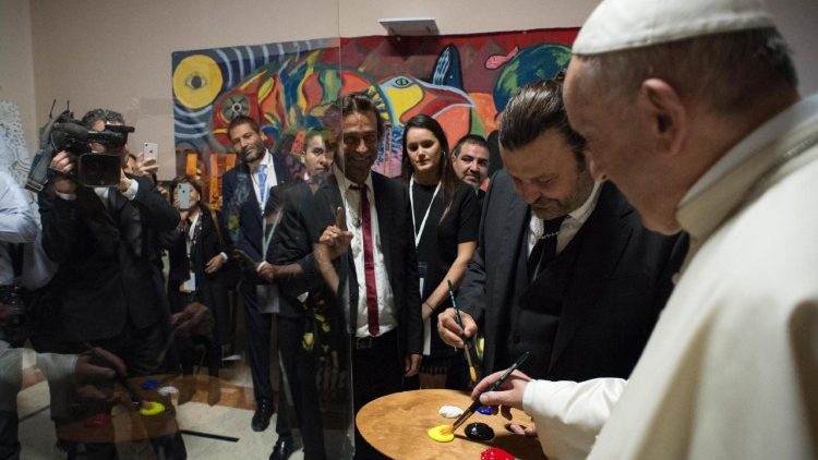 pope-francis-at-the-scholas-occurrentes-organ-1526059102816.jpg