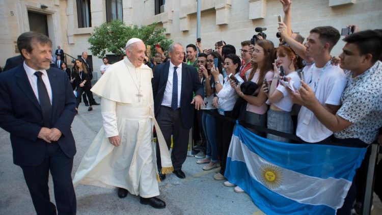 Papa Françesku me anëtarët e "Scholas Occurrentes"