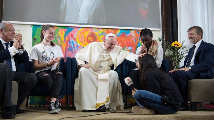 Papa Francesco durante un incontro con i giovani di Scholas occurrentes (archivio)