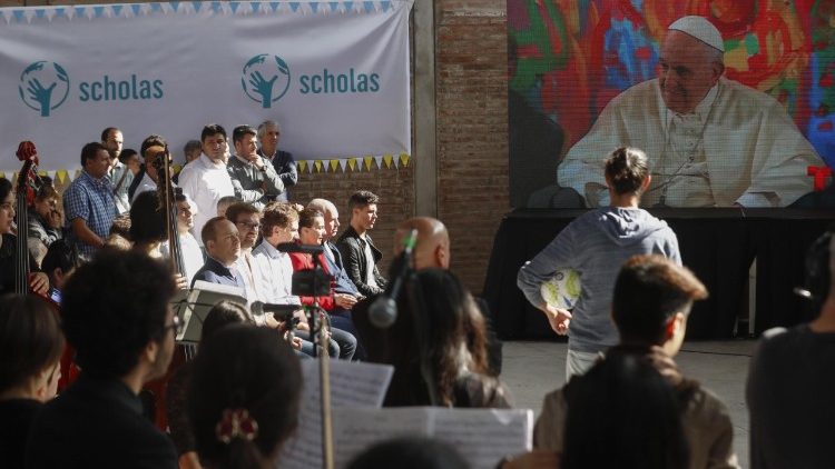 Видеопослание на папа Франциск към младежите от „Сколас Окурентес“ 