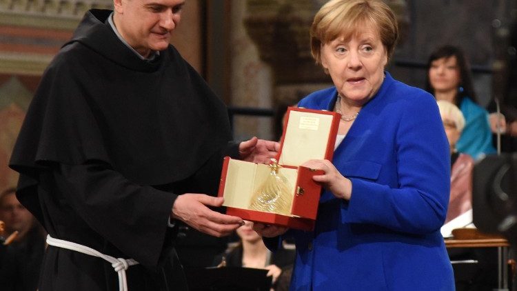 Lampe des Friedens für Angela Merkel in Assisi