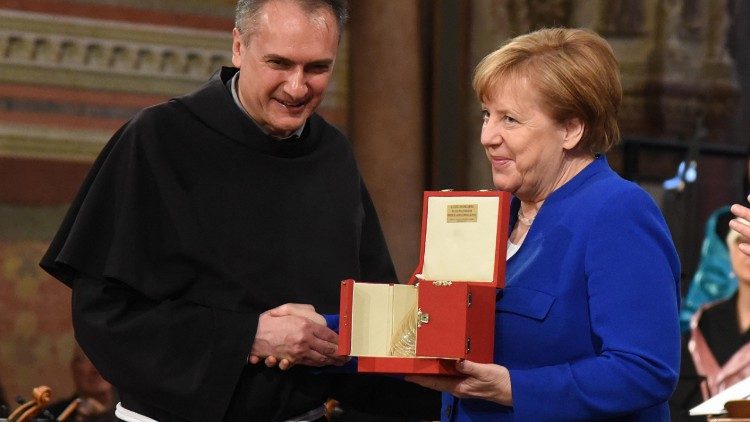  Br. Mauro Gambetti OFM įteikia apdovanojimą Vokietijos kanclerei Merkel (2018 m.)