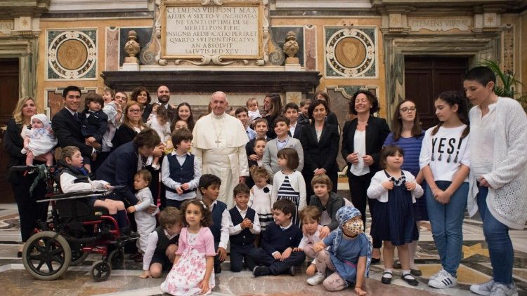 Ferenc pápa a Szent Péter Társaság tagjaival a Vatikánban