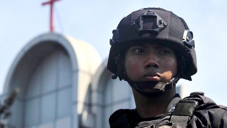 Die Kirchen in Indonesien werden wegen Anschlagsgefahr mit großem Sicherheitsaufwand überwacht - umso schöner der gemeinsame Einsatz für den Neubau von Kirchen