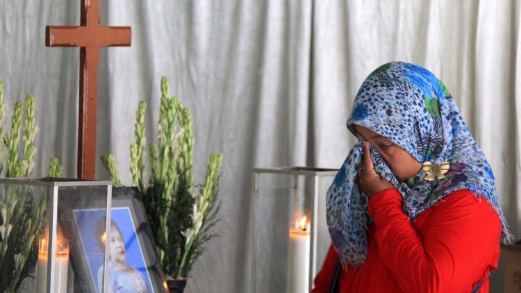 Индонезийские верующие скорбят о жертвах теракта