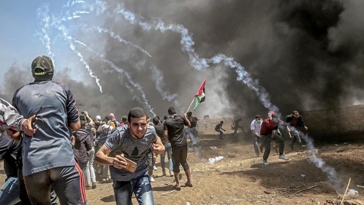 Gli scontri con morti e feriti a Gaza