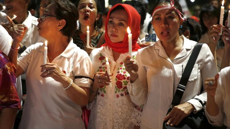 Des activistes indonésiens rendant hommage aux victimes des attentats de Surabaya qui ont visé des églises en mai 2018. 