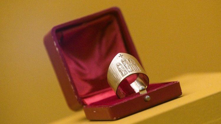 Popiežiaus nešiojamas "Žvejo žiedas". XV amžiaus pradžioje Konstanco susirinkimas išsprendė popiežiaus institucijos krizę, kaip vienu metu buvo net trys popiežiai