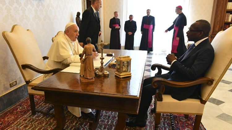 Papež Frančišek med pogovorom z beninskim predsednikom Patricem Talonom