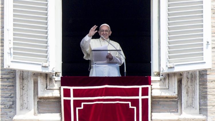 Папата по време на молитвата Царице Небесна