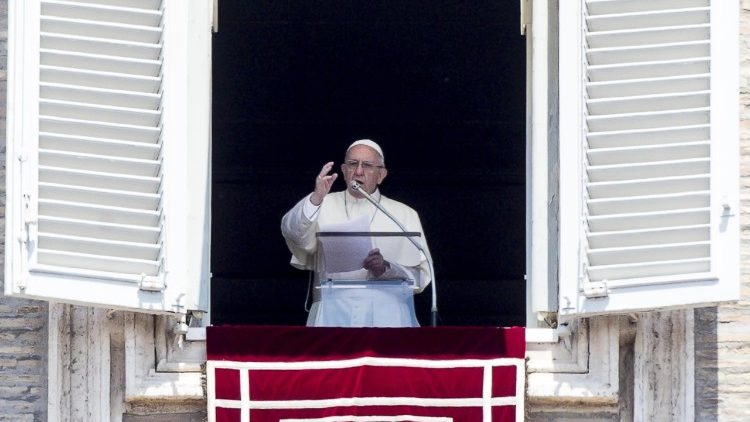 Папа Франциск промовляє з вікна Апостольського палацу, 20 травня 2018