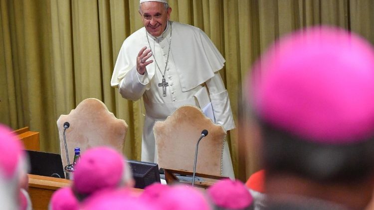 Papa Francisco com bispos na Sala do Sínodo