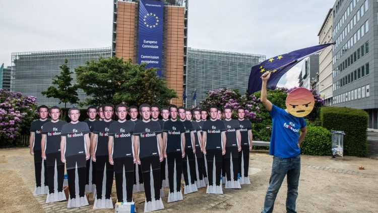 Action du mouvement citoyen Avaaz devant la Commission européenne, à Bruxelles, le 22 mai 2018. 
