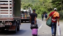 venezuelans-flee-country-on-foot-in-search-of-1527178125382.jpg