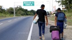 venezuelans-flee-country-on-foot-in-search-of-1527178432237.jpg
