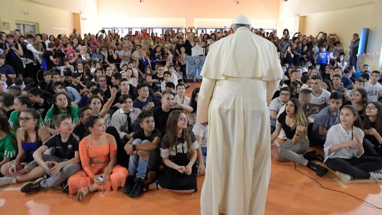 pope-francis-during-his-visit-at-the-elisa-sc-1527267550821.jpg