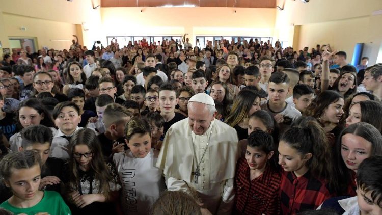 Папа Франциск сред учениците от СОУ "Елиза Скала" в Рим