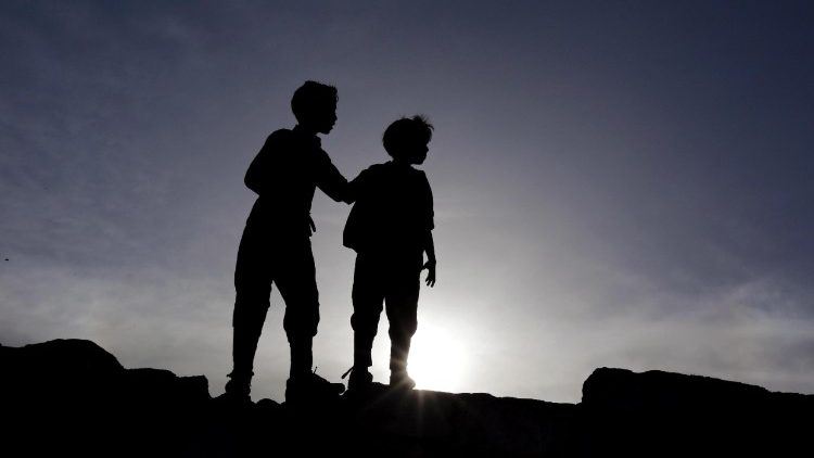 Silhueta de crianças iemenitas 