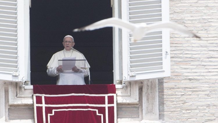 Påven Franciskus ber Angelus