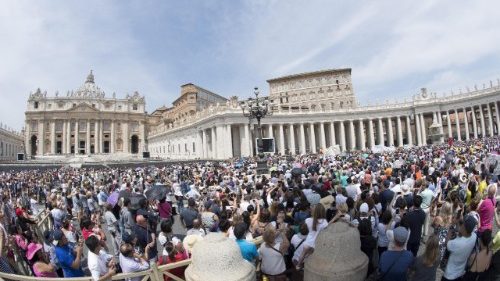 Pope at Angelus: 'celebrate the God of Love on the feast of the Most Holy Trinity'