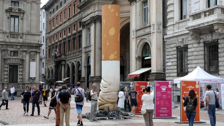 U znak borbe protiv pušenja u Milanu je ispred operne kuće (Teatro alla Scala) postavljena golema ugašena cigareta