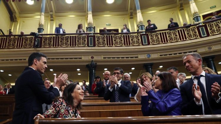 Le secrétaire du PSOE, sous les applaudissements des membres de son parti,. le 31 mai 2018 au Parlement espagnol à Madrid. 