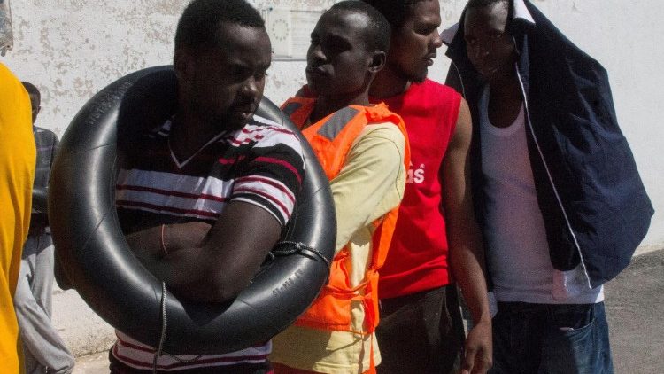 Alcuni dei 177 migranti salvati due giorni fa in Spagna