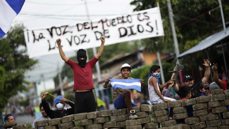 Skupina demonstrantů na barikádách při protestech proti vládě prezidenta Ortegy