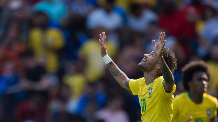 Brasiliens Nationalspieler Neymar freut sich 
