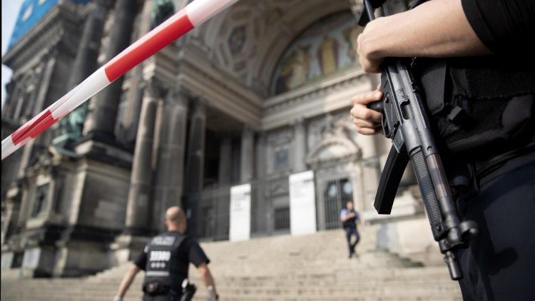 Polizisten riegeln den Berliner Dom ab