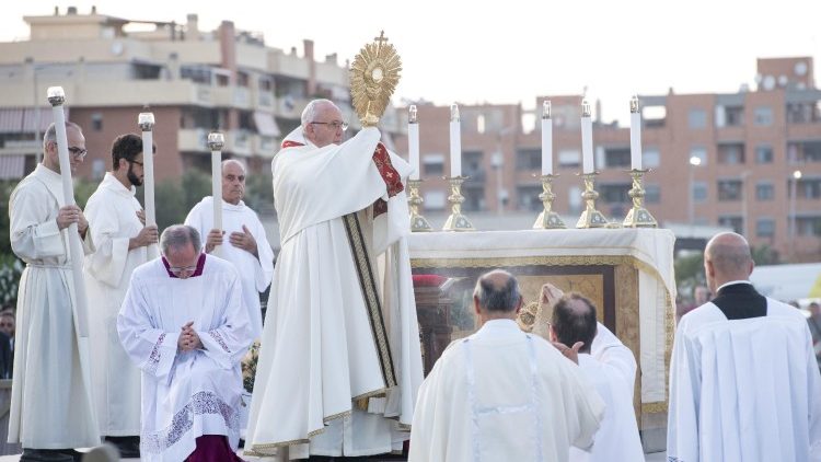 Papst Franziskus bei der Fronleichnamsmesse 2018 in Ostia