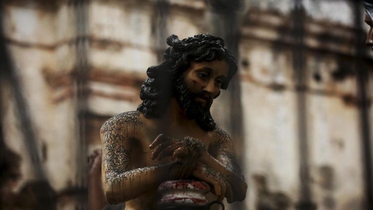 Imagem de Jesus coberta por cinzas do vulcão em Antigua
