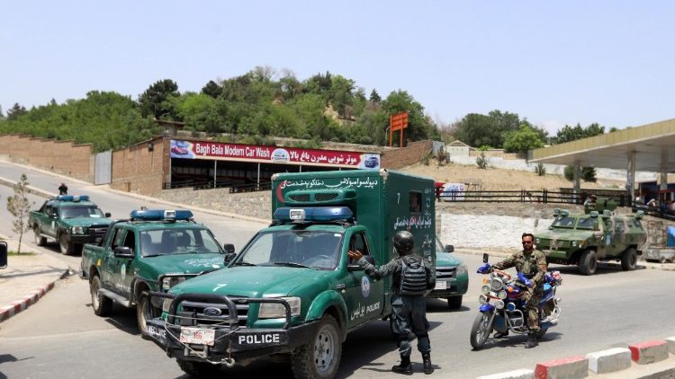 Les forces de sécurité afghanes sécurisent la route menant à la réunion des oulémas, à Kaboul, le 4 juin 2018.
